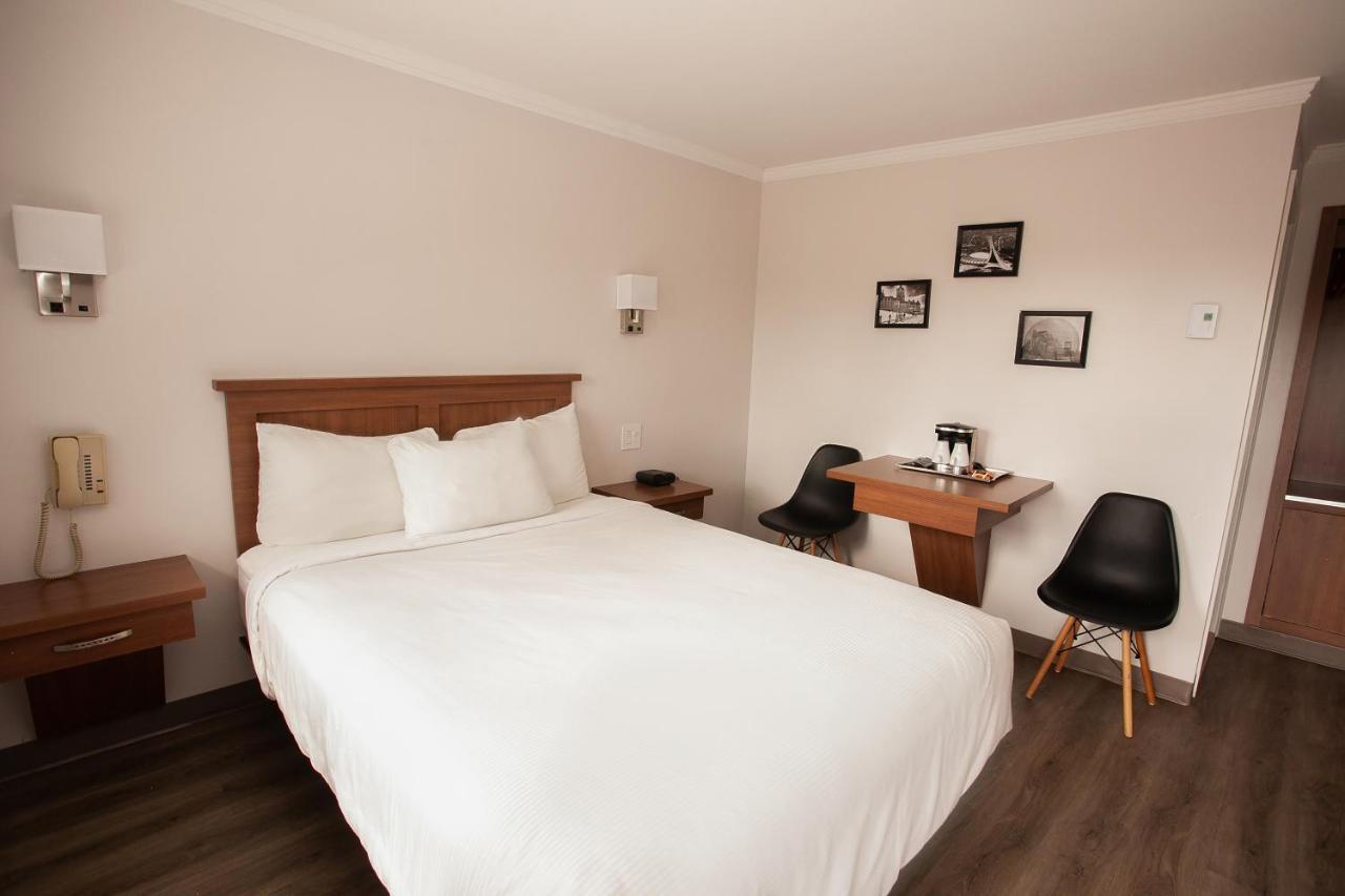 Motel Newstar Лаваль Екстер'єр фото